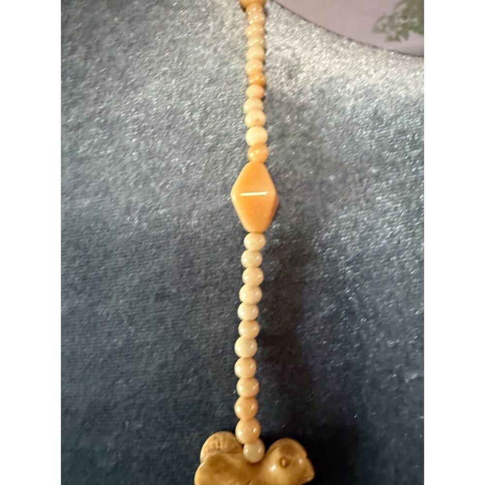 vintage necklace featuring  wooden carved animal-shaped pendants and beads - Picture 5 of 6